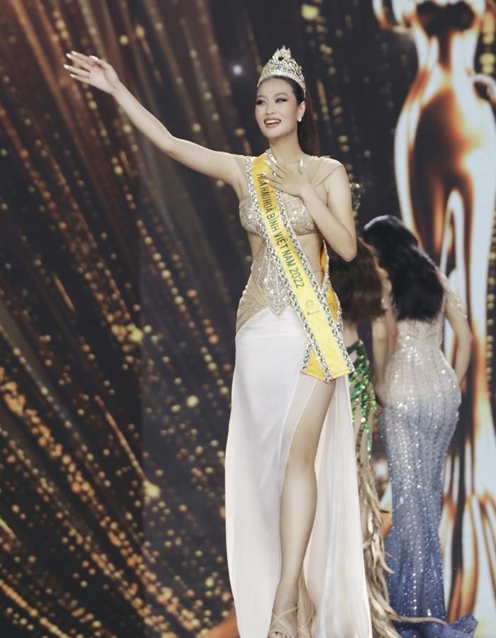 Miss Grand Vietnam Doan Thien An toac chan van catwalk dinh