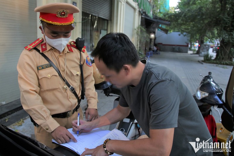 Phu huynh 'dau tran' phong vun vut, hoc sinh Ha Noi di xe phan khoi lon-Hinh-9