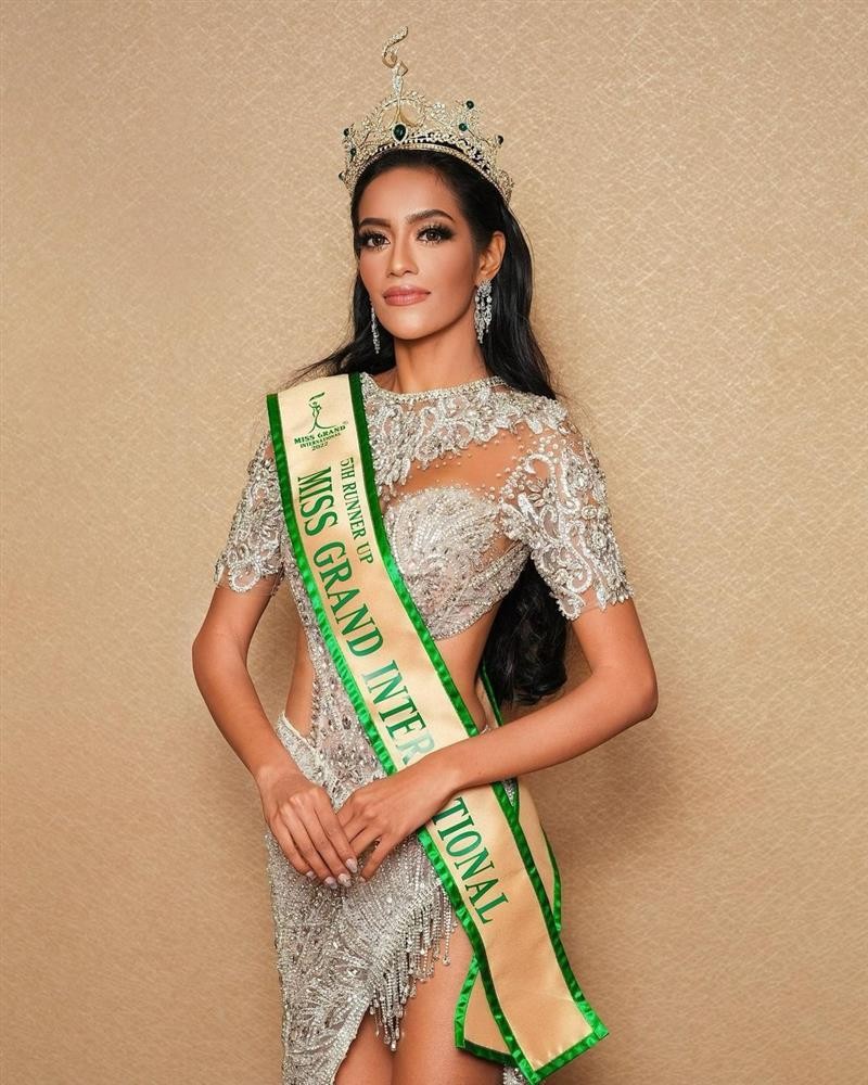 A hau 5 Miss Grand 2022 tung bang chung bi ep bo danh hieu-Hinh-2