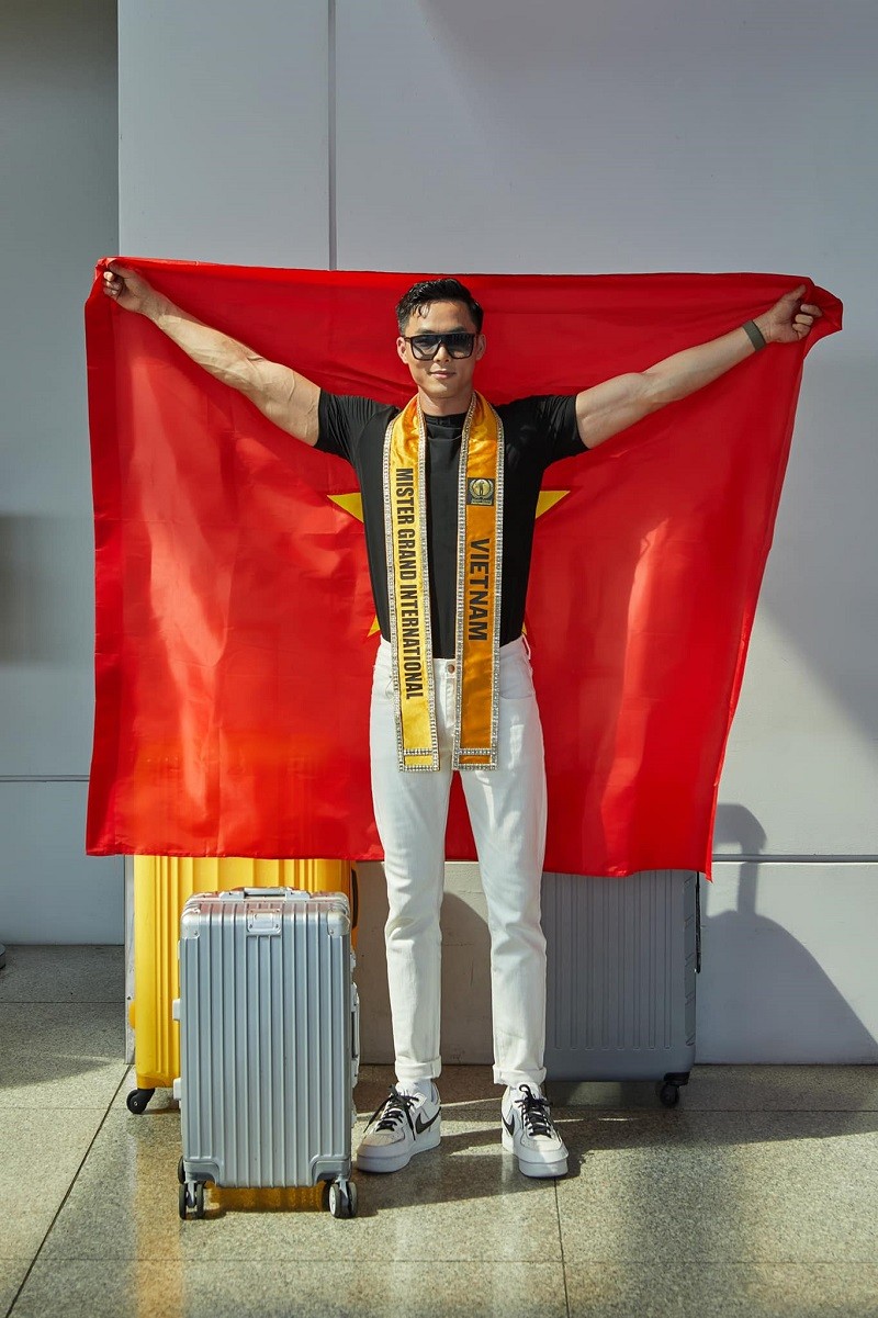 Vu Linh mang hon 100kg hanh ly thi Mister Grand International 2022