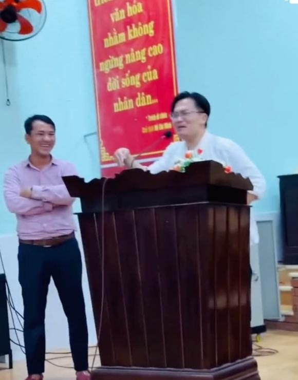 MC Dai Nghia bi dien giat la that thanh tren san khau-Hinh-2