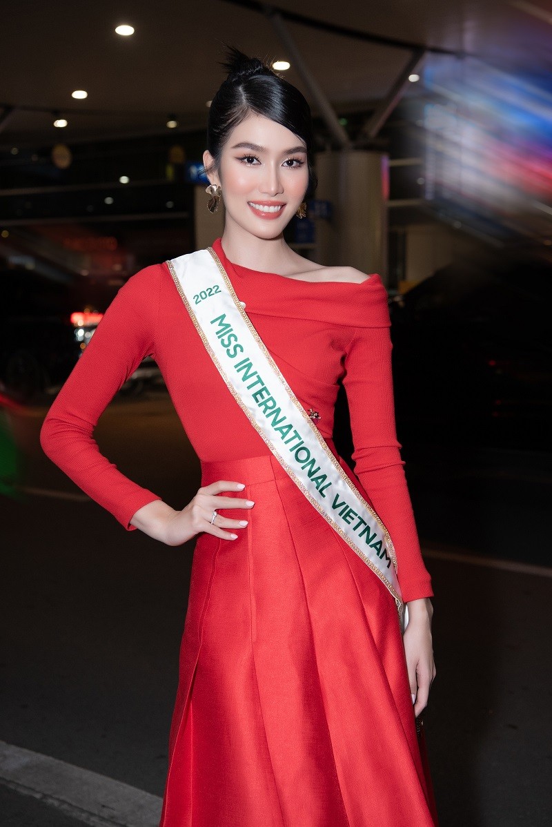 Dan hau dinh dam tien Phuong Anh len duong thi Miss International 2022