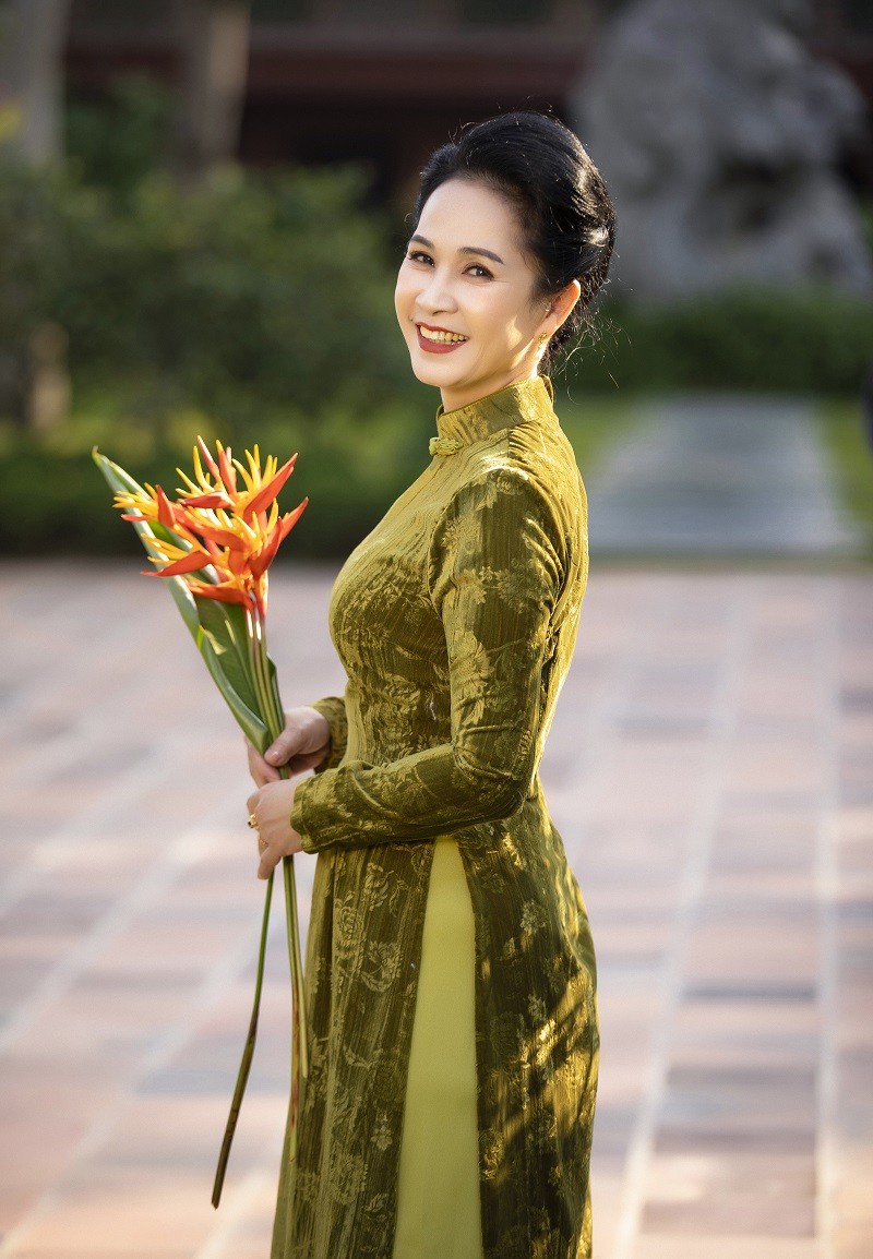 NSND Lan Huong, Chieu Xuan dien ao dai dep nen na-Hinh-4