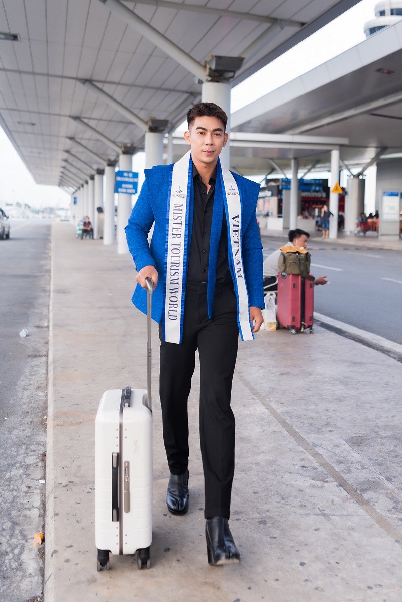 Phung Phuoc Thinh mang gan 90kg hanh ly sang Philippines thi Mister Tourism World-Hinh-6