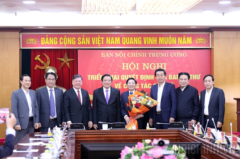 Ong Dang Van Dung lam Pho Truong Ban Noi chinh Trung uong-Hinh-3