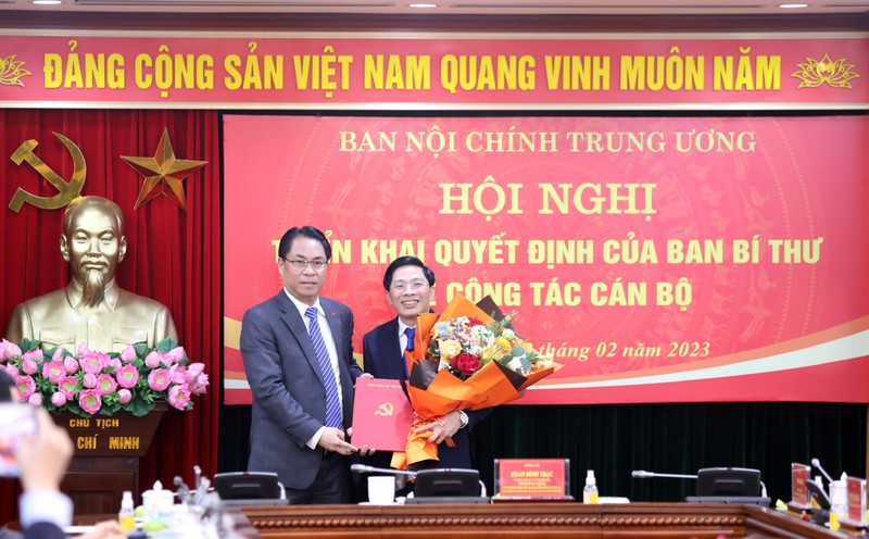 Ong Dang Van Dung lam Pho Truong Ban Noi chinh Trung uong