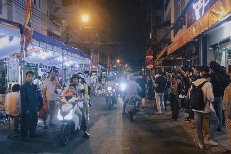 Khan gia vuot duong xa, o qua dem tien dua nghe si Vu Linh