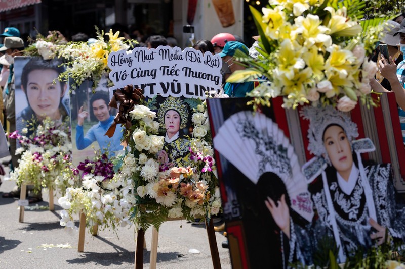 Hang nghin nguoi doi nang dung ben duong tien biet nghe si Vu Linh