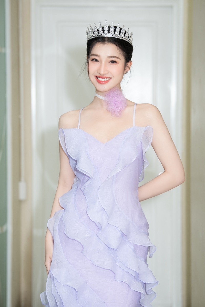 Tieu Vy rang ro di cham so khao Miss World Vietnam 2023-Hinh-4