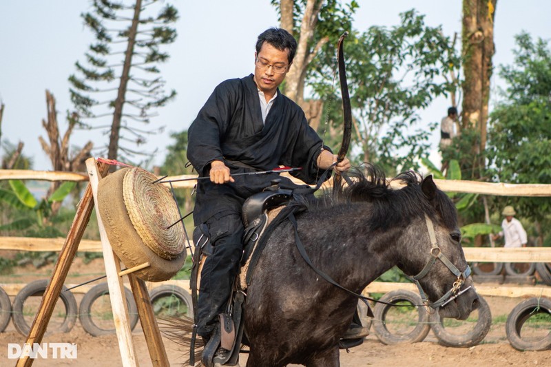 Nguoi tre Ha Noi chi tien trieu mac co phuc, hoc cuoi ngua, ban cung-Hinh-11