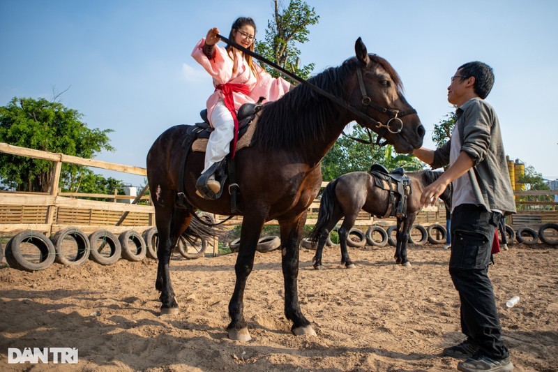 Nguoi tre Ha Noi chi tien trieu mac co phuc, hoc cuoi ngua, ban cung