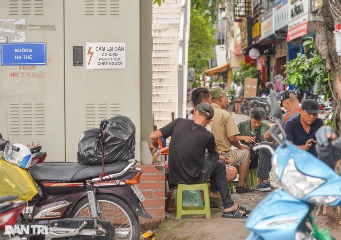 Phot lo canh bao “chet nguoi”, nguoi dan vo tu muu sinh canh tram bien ap-Hinh-2