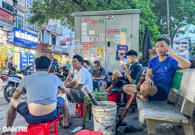 Phot lo canh bao “chet nguoi”, nguoi dan vo tu muu sinh canh tram bien ap-Hinh-8