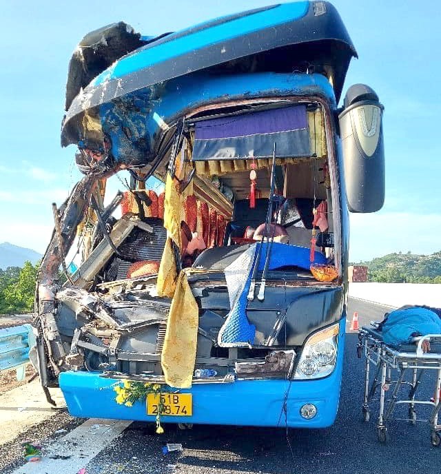 Tai nan o to khach tren cao toc Nha Trang - Cam Lam, 8 nguoi thuong vong