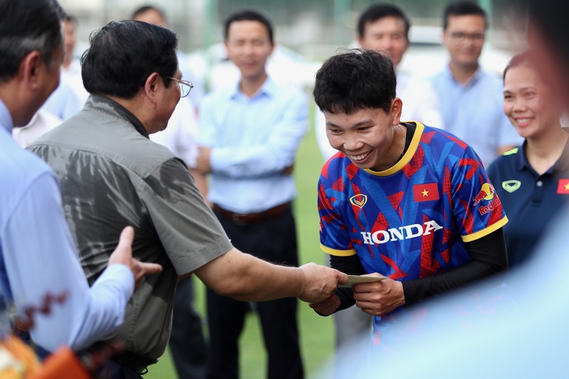 Thu tuong gap mat dong vien tuyen bong da nu Viet Nam truoc World Cup-Hinh-8