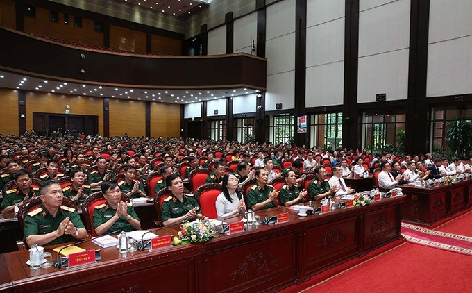 Ra mat sach cua Tong Bi thu Nguyen Phu Trong ve duong loi quan su