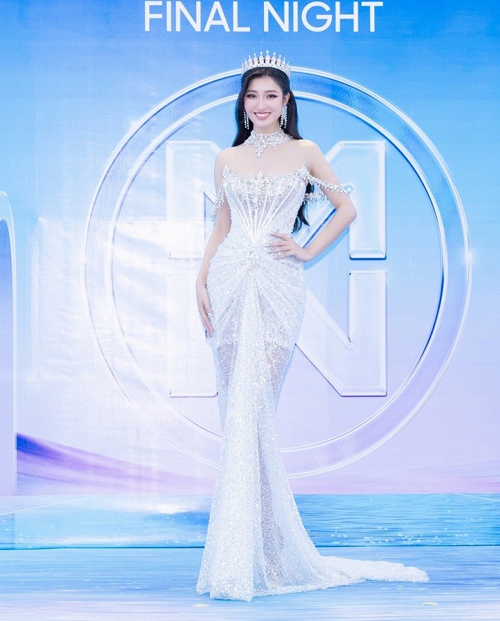 Dan hau long lay tren tham xanh chung ket Miss World Vietnam 2023-Hinh-3
