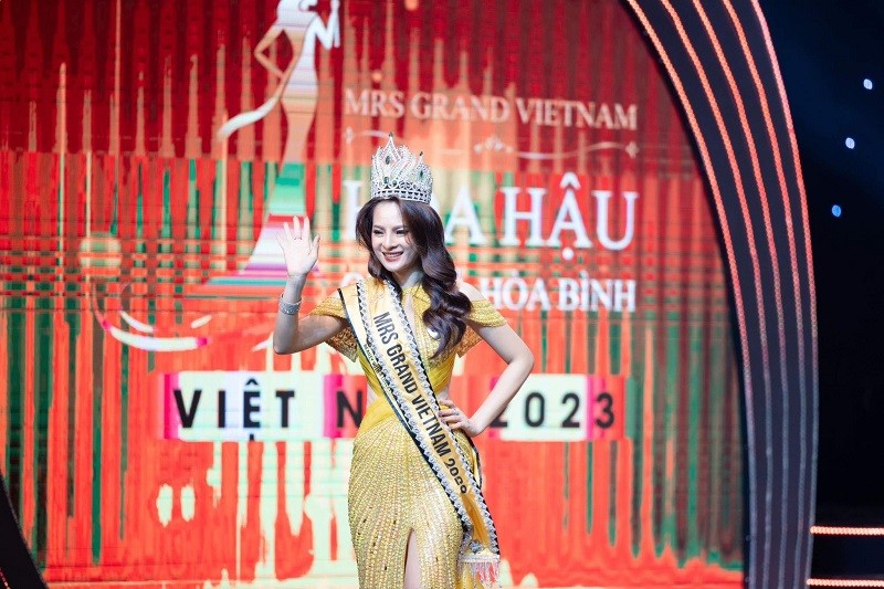 Doan Thi Thu Hang dang quang Mrs Grand Vietnam 2023-Hinh-2