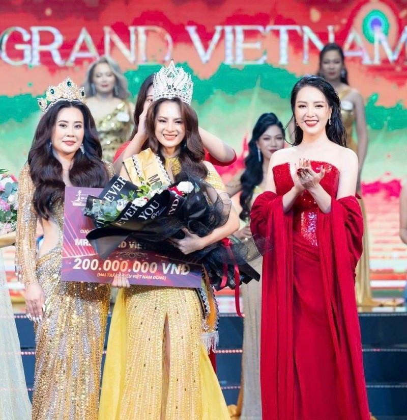 Doan Thi Thu Hang dang quang Mrs Grand Vietnam 2023-Hinh-3