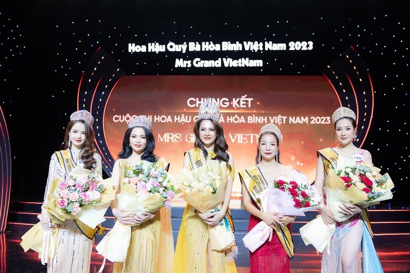 Doan Thi Thu Hang dang quang Mrs Grand Vietnam 2023-Hinh-4