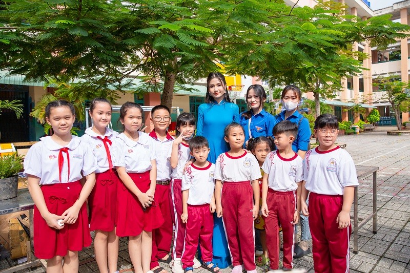 Hoa hau Nguyen Thanh Ha khoi dong du an “Tieng Anh cong dong“-Hinh-4