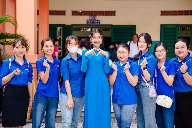 Hoa hau Nguyen Thanh Ha khoi dong du an “Tieng Anh cong dong“-Hinh-6