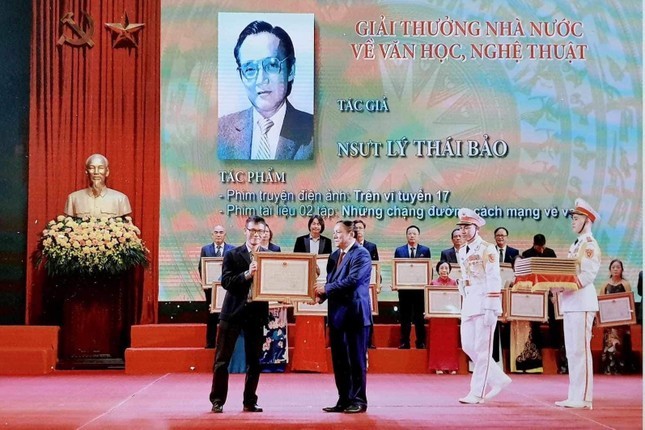 Tac gia vui mung nhan tien Giai thuong Ho Chi Minh, Giai thuong Nha nuoc-Hinh-2