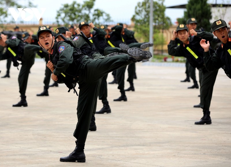 Man trinh dien vo thuat cua cong an trai giam va canh sat co dong-Hinh-10