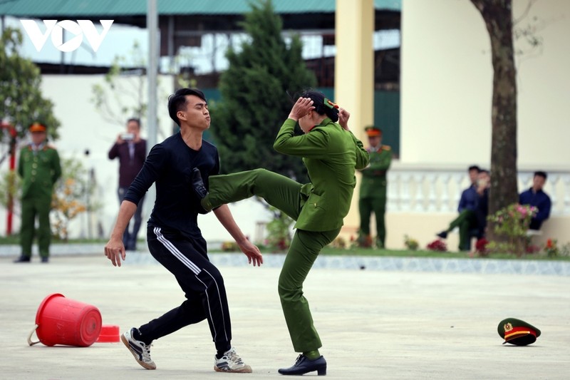 Man trinh dien vo thuat cua cong an trai giam va canh sat co dong-Hinh-18