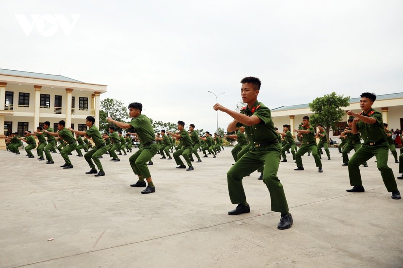 Man trinh dien vo thuat cua cong an trai giam va canh sat co dong-Hinh-6