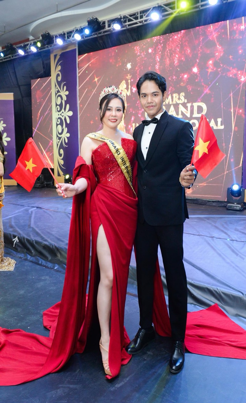 Phan Kim Oanh lap ky tich, tiep tuc giu vuong mien Mrs Grand International-Hinh-3