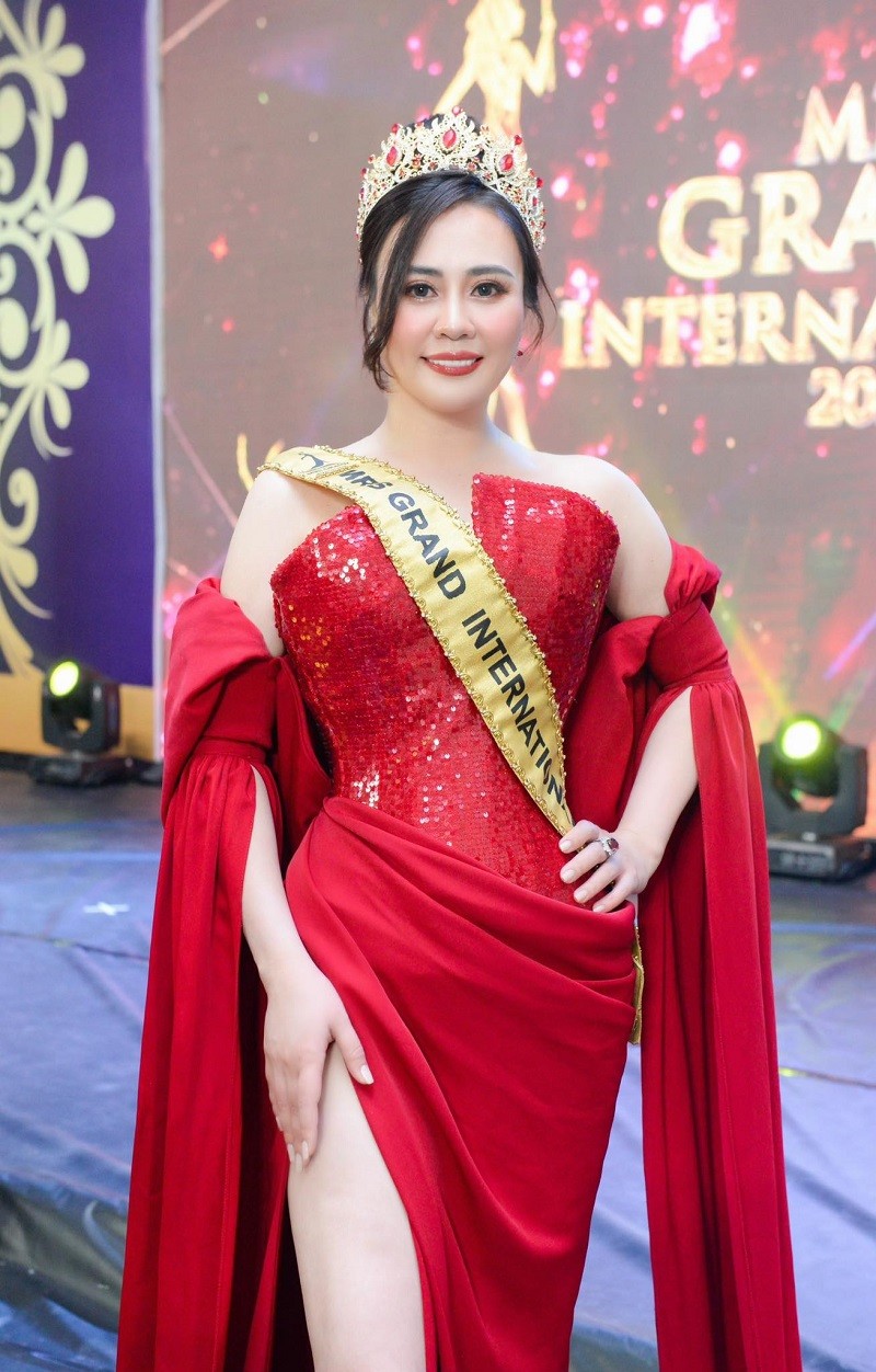 Phan Kim Oanh lap ky tich, tiep tuc giu vuong mien Mrs Grand International