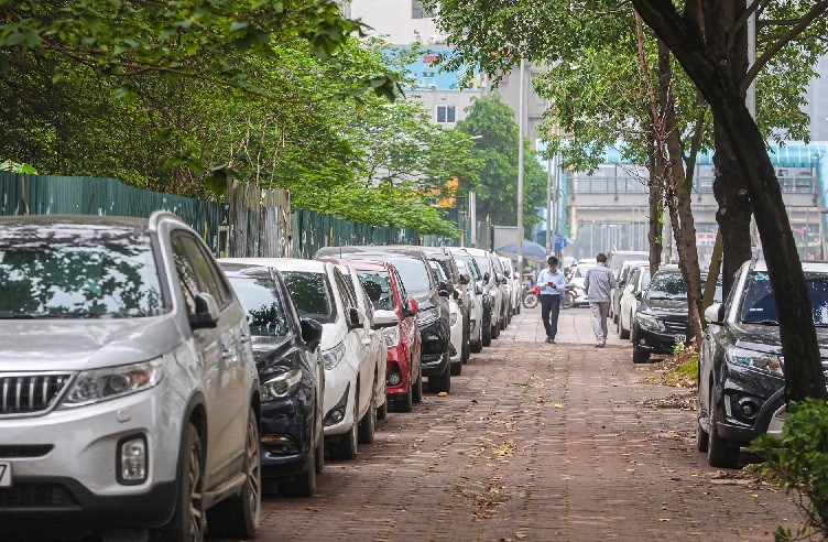 Ha Noi: De xuat dung ngan sach xay bai xe ngam