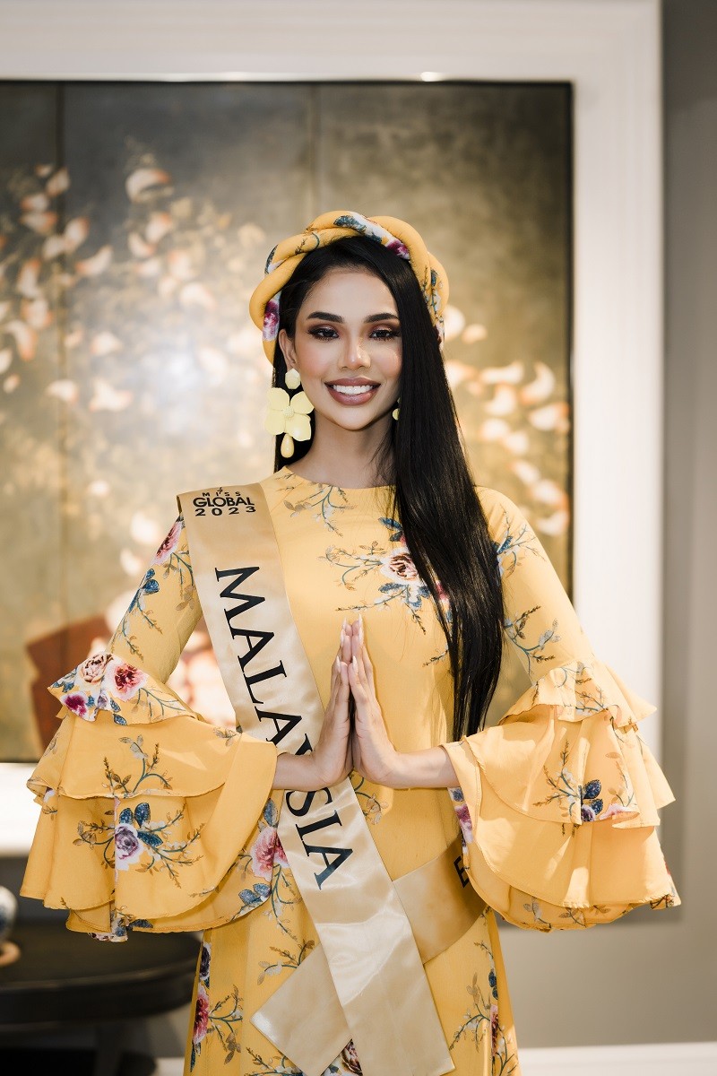 Thi sinh Miss Global 2023 khoe dang voi ao dai cua NTK Chau Loan-Hinh-6
