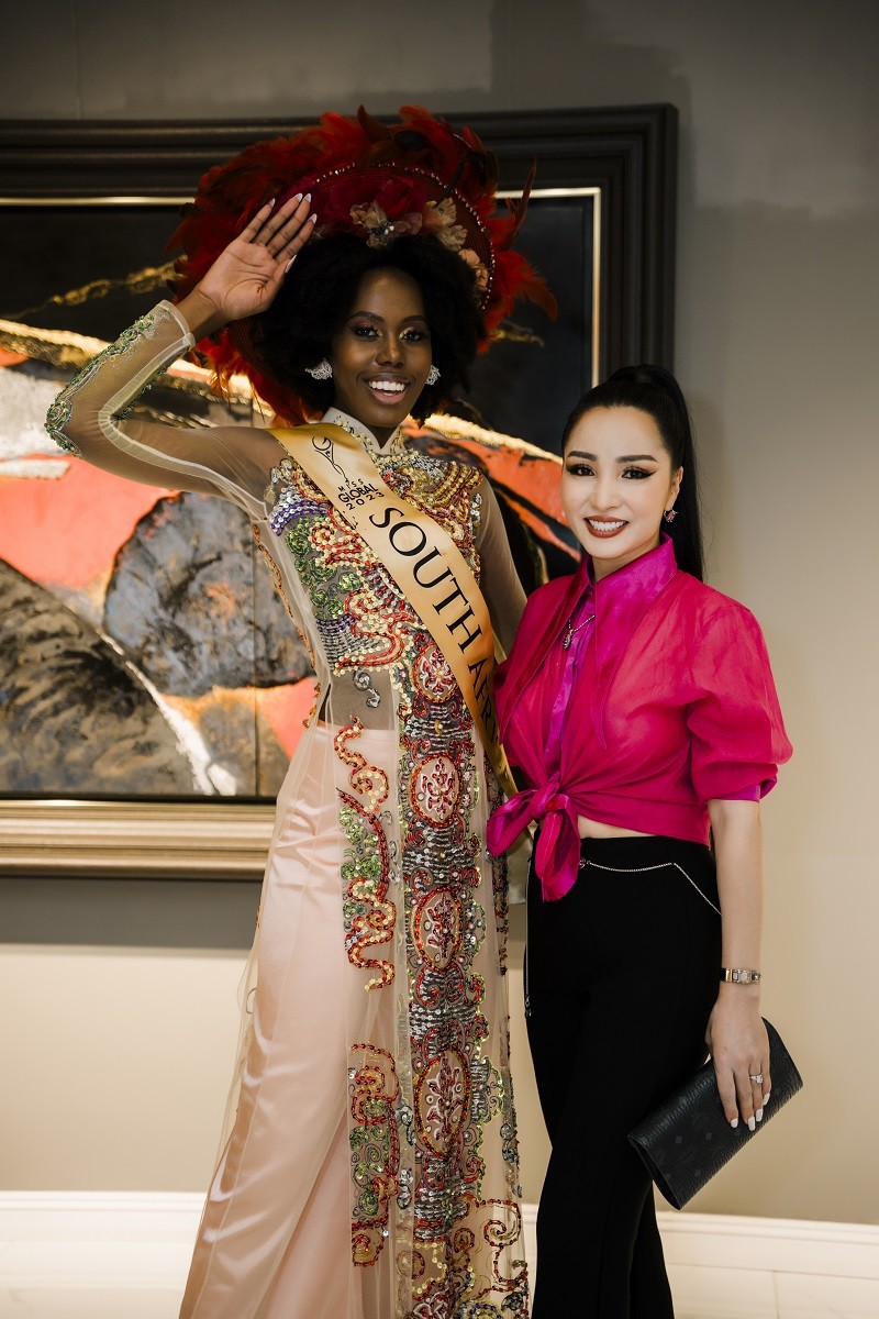 Thi sinh Miss Global 2023 khoe dang voi ao dai cua NTK Chau Loan-Hinh-8