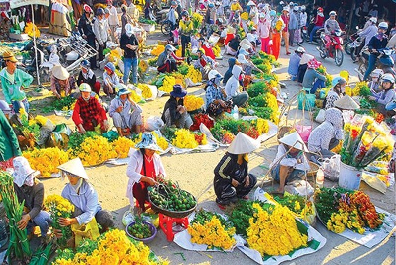 Di cho Tet cung me chong, toi tu ghet chuyen sang kinh phuc ba