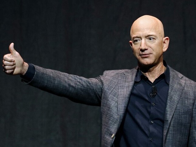 View - 	Jeff Bezos chiếm ngôi giàu nhất thế giới từ Elon Musk 