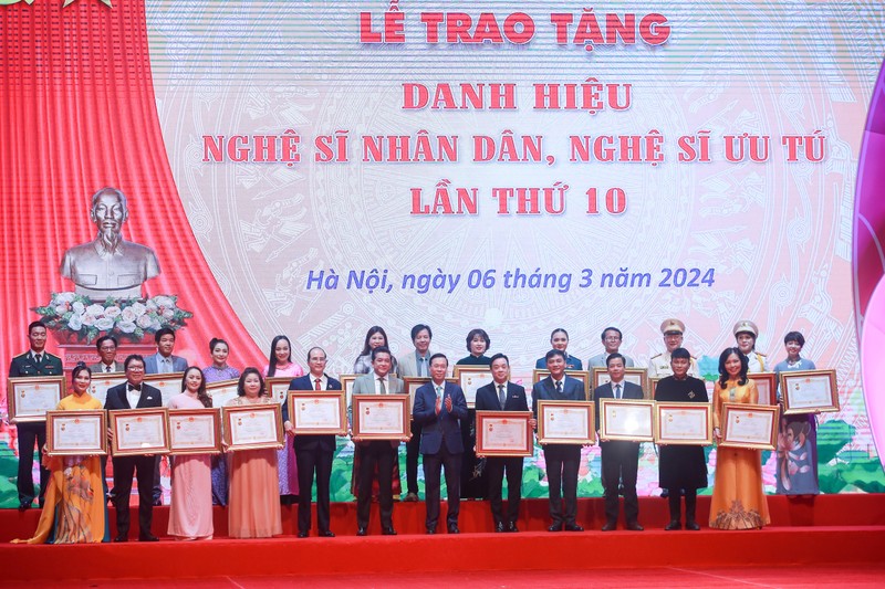 Anh cac nghe si duoc trao tang danh hieu NSND, NSUT lan thu 10-Hinh-7