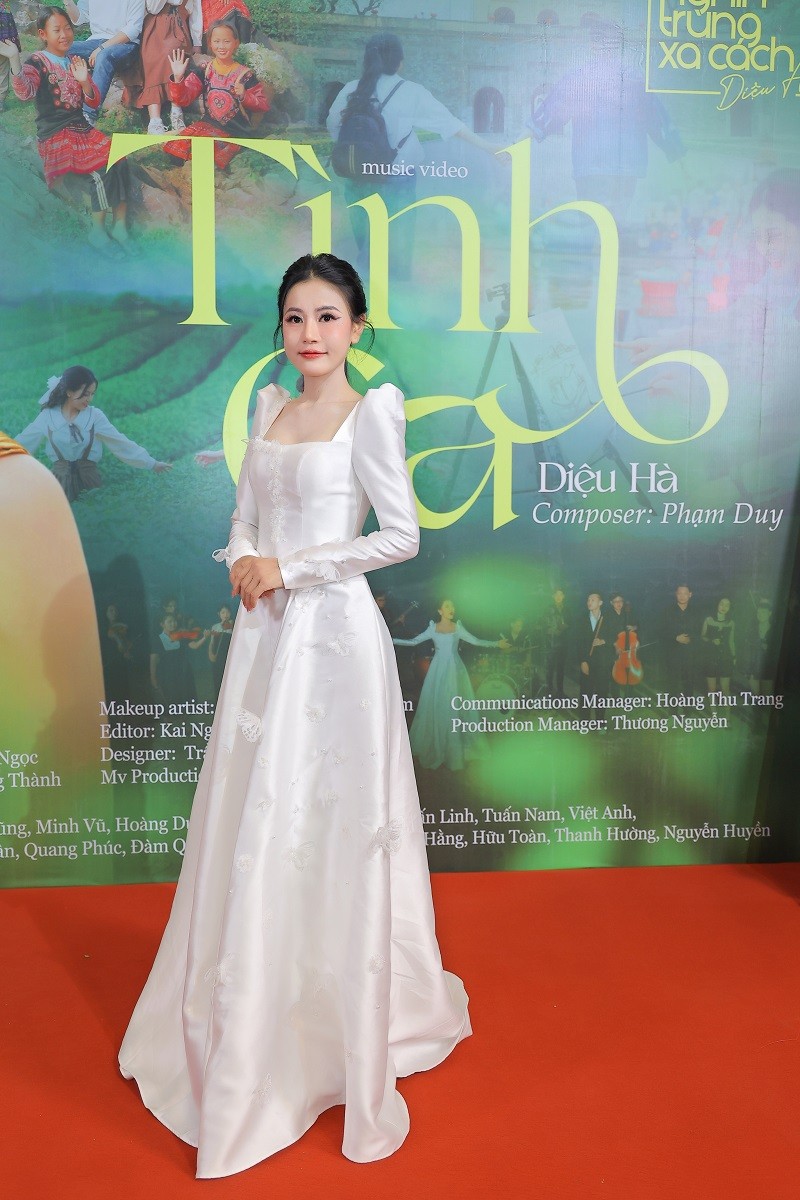 Dieu Ha cung e-kip mang dan Piano nua tan len nui quay MV-Hinh-2