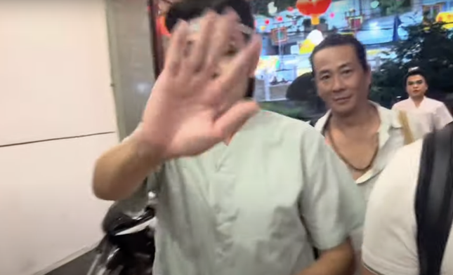 Hoai Linh tu choi khi bi YouTuber quay thang mat-Hinh-2