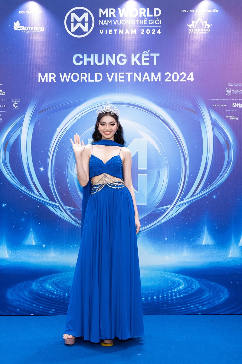 Dan hoa hau long lay tren tham do chung ket Mr World Vietnam 2024-Hinh-7