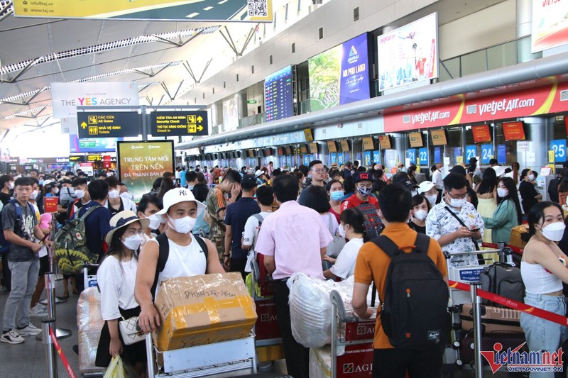 Chuyen bay tu Da Nang phai tam dung vi hanh khach tung tin co luu dan