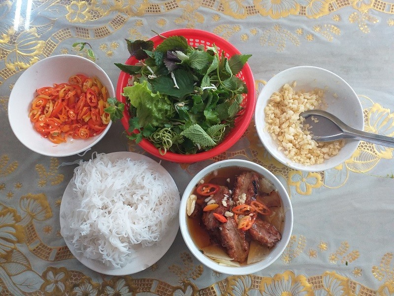 Hap dan mon bun cha kep que tre o Ha Noi