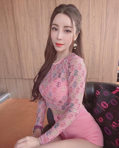 Hot girl me mot xuyen thau, xe nguc sau khoe dang bong mat