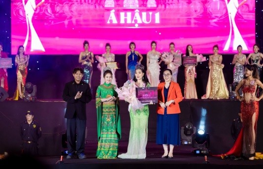 Two contestants are competing in the final round of Miss Vietnam Beauty Pageant-Picture-3