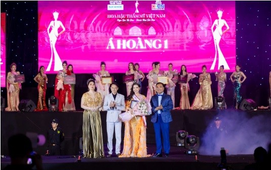 Two contestants are competing in the final round of Miss Vietnam Beauty Pageant - Photo 6