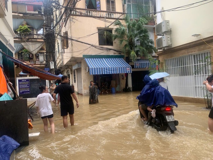 Bac si mach cach tu cuu minh trong mua lu-Hinh-2