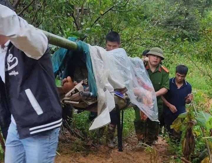 Hai nạn nhân được khiêng cáng đi bộ 15km vào viện cấp cứu