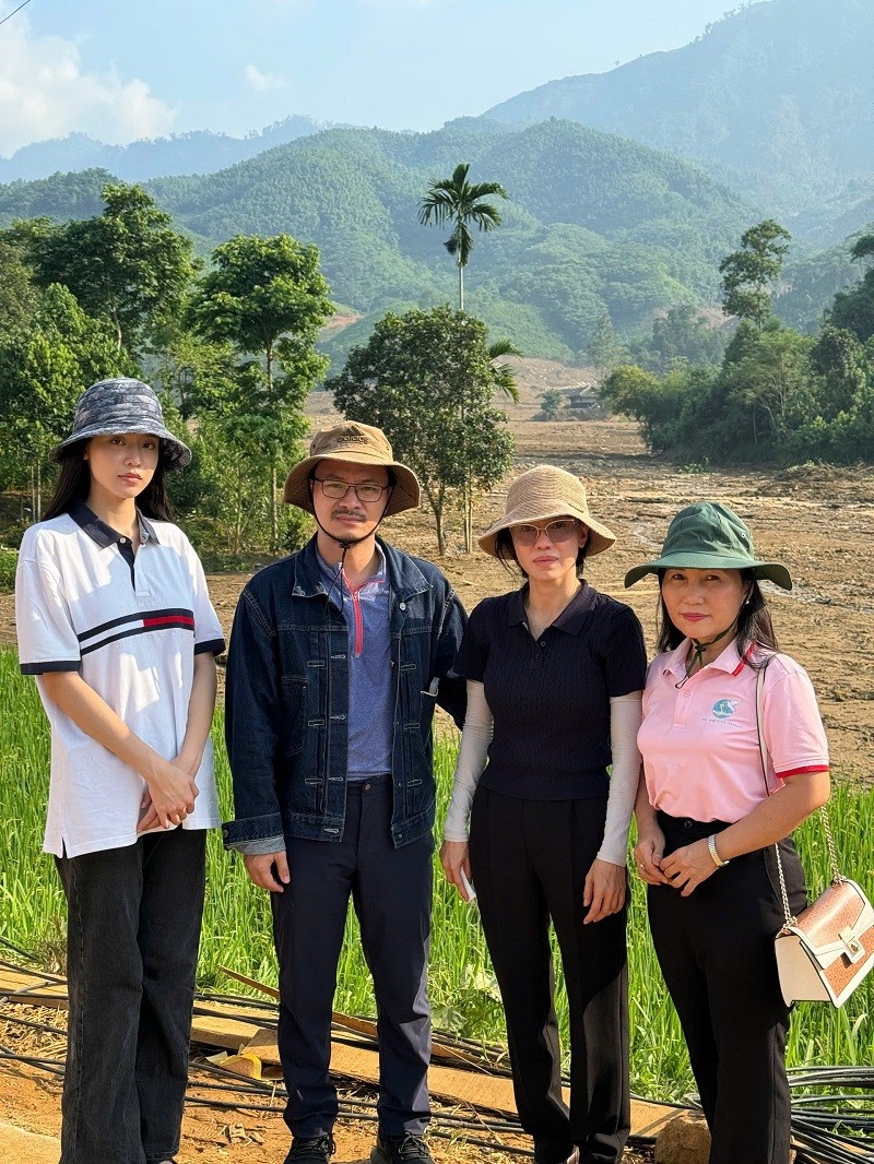 Hoa hau Thanh Thuy den Lang Nu ho tro nguoi dan