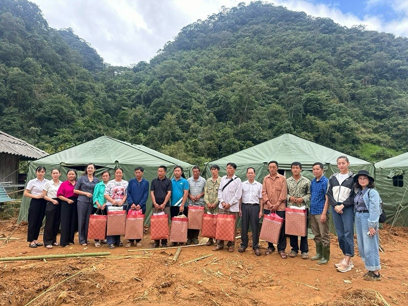 View - 	Lương Thùy Linh nhận bảo trợ cho hai bé mồ côi ở Cao Bằng